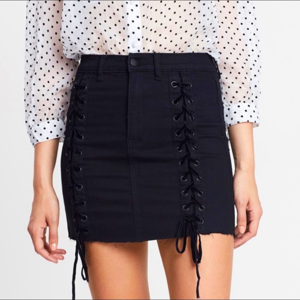 ⭐️ Host Pick ⭐️BNWT Neon Blonde / Black Tease Tie Skirt